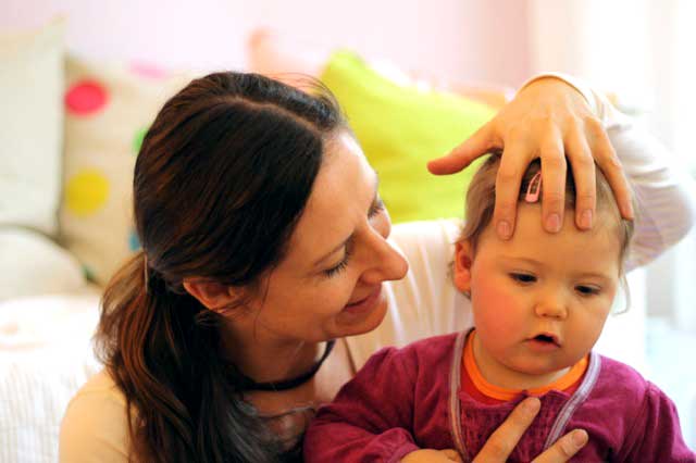 Sabine Zimmermann behandelt Kinder